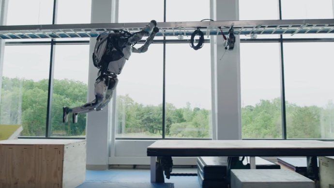 波士頓動(dòng)力放出機(jī)器人跑酷花絮:NG多次