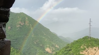 北京八达岭突降冰雹，随后长城上空出现彩虹