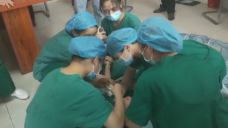 醫(yī)護(hù)人員在核酸檢測(cè)點(diǎn)暈倒，醒來(lái)第一句“給團(tuán)隊(duì)丟人了”