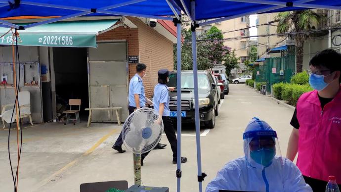 上海浦东这个小区实施封闭管控那抹警察蓝让人安心