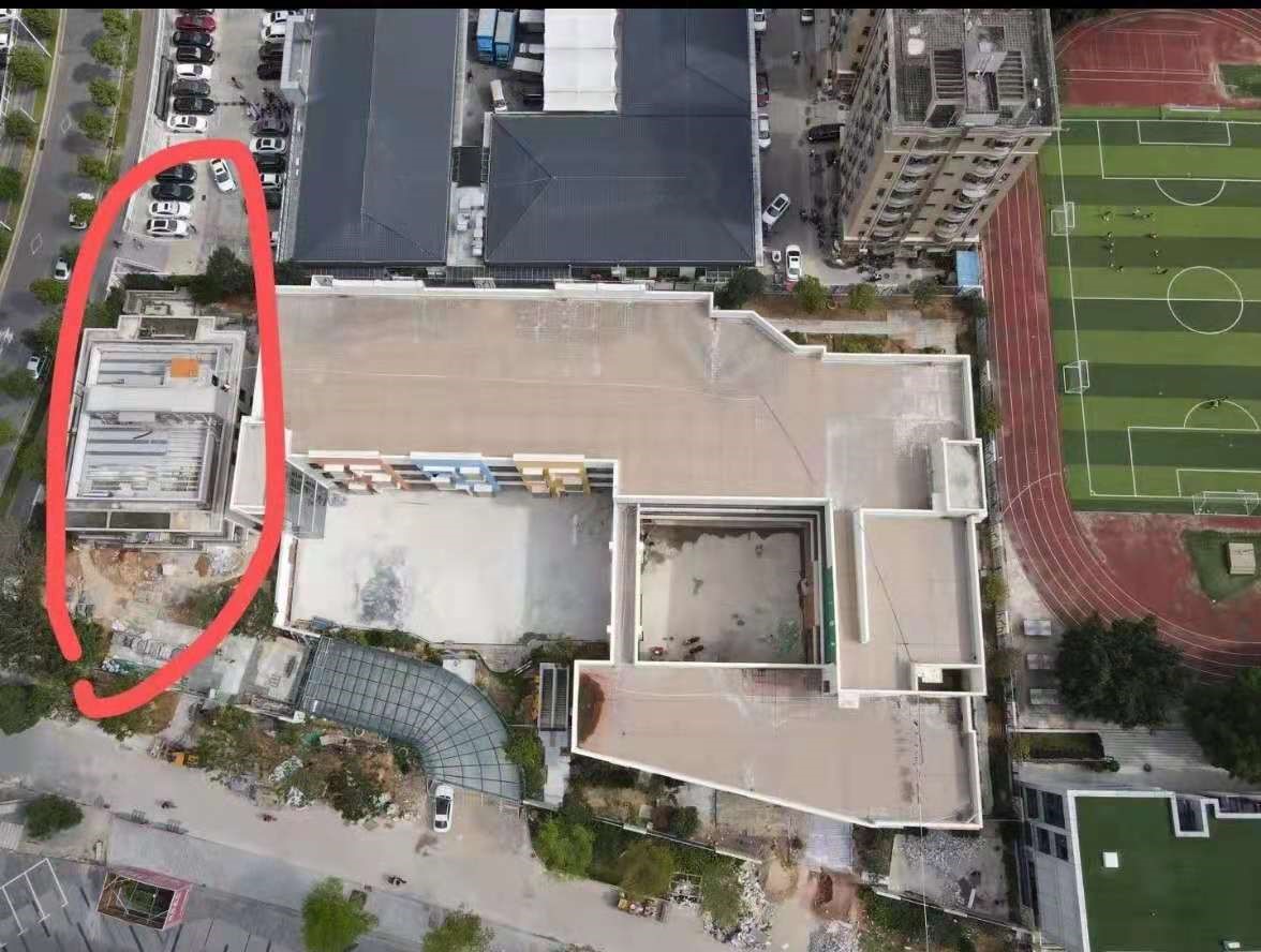 红圈处为幼儿园旁三层小楼，“会所”为其地下部分 受访者供图