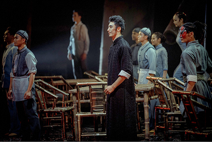 餐楼里藏着生死暗战,川味谍战舞剧《努力餐》来上海了