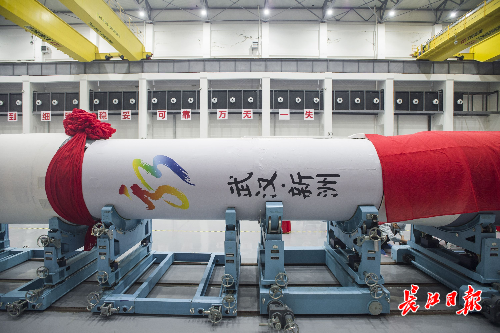 “新洲号”火箭准备出征酒泉卫星发射中心。长江日报记者 胡冬冬 摄