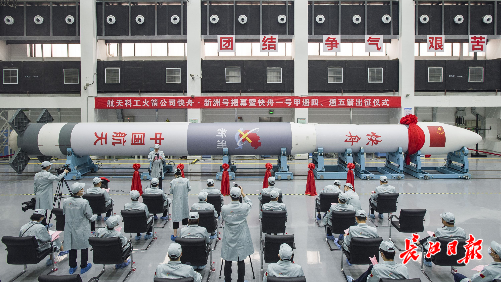 “新洲号”火箭准备出征酒泉卫星发射中心。长江日报记者 胡冬冬 摄