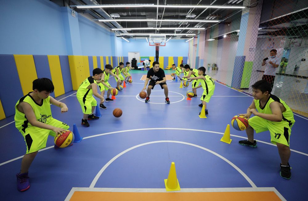 河北省衡水市一家少年篮球培训机构举办暑期"篮球营".