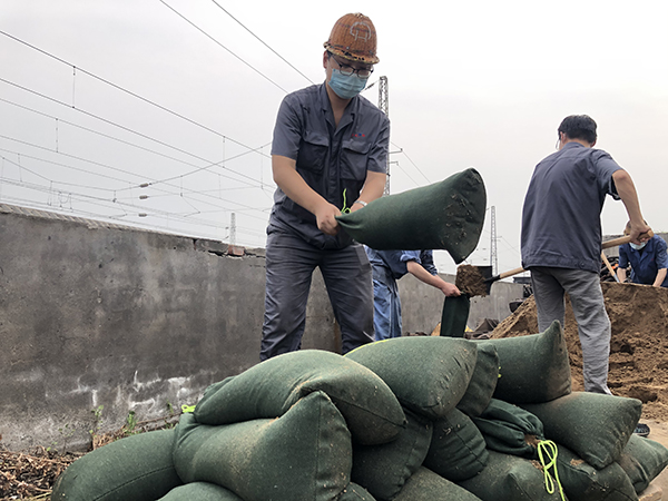 工作人员准备防洪沙袋 图片来源 郑州局集团公司