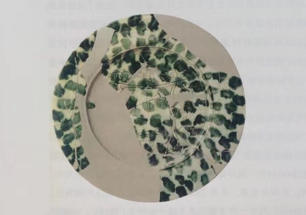图3 唐 白釉绿彩盘 伊拉克萨马拉遗址出土 柏林佩加蒙博物馆藏