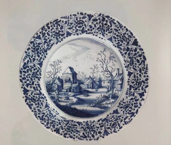 图25 18世纪 荷兰代尔夫特釉陶青花风景图盘 瑞士日内瓦Ariana博物馆藏