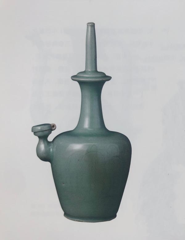 图15 12—13世纪（高丽时代）青釉刻花水禽纹净瓶 大阪市立东洋陶瓷美术馆藏