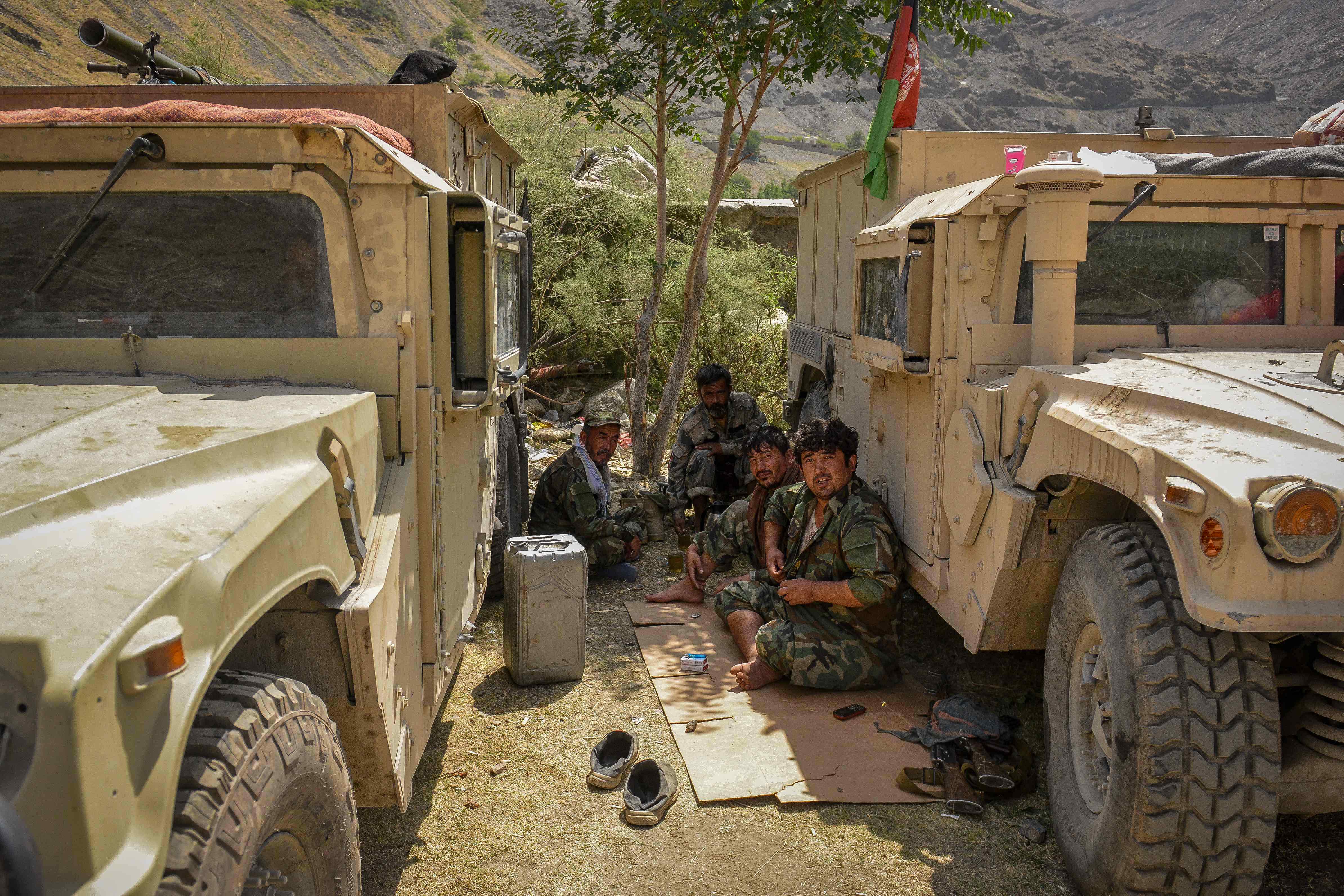 当地时间2021年8月19日,阿富汗潘杰希尔地区,阿富汗武装部队坐在悍马