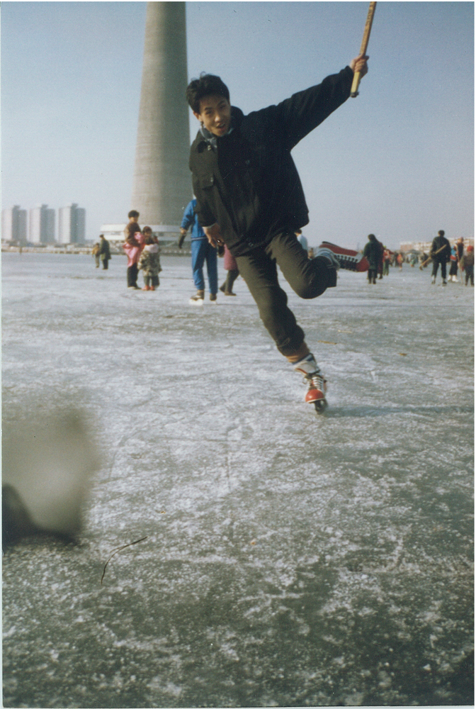 约1995-1999年，老伯在天塔湖滑冰，父亲拍摄。