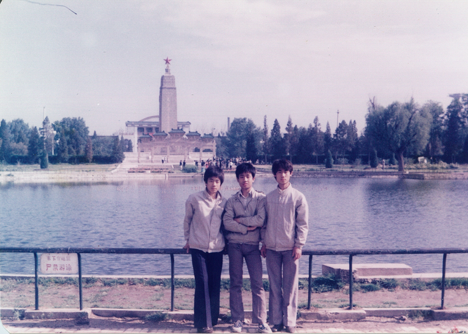 约1980-1985年，父亲、二伯、老伯（从左至右）。
