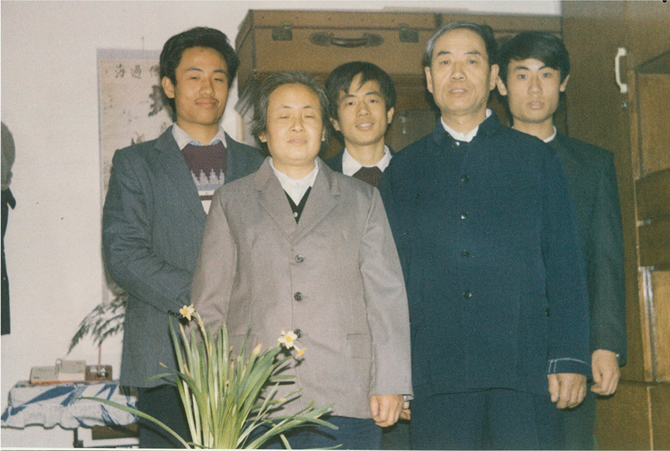 约1988年，全家福，老伯、奶奶、父亲、爷爷、二伯（从左至右），父亲拍摄。