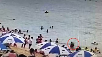 男童误入深水区溺水，救生员百米冲刺将他救起