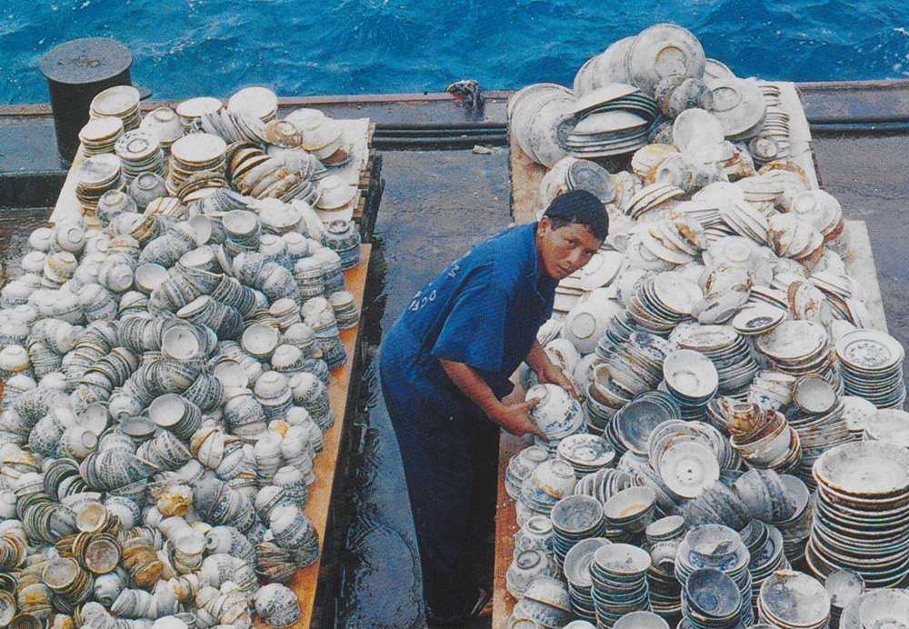 “泰兴”号沉船打捞出水瓷器