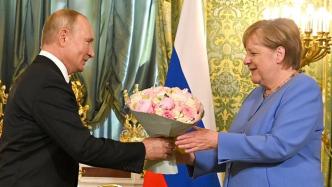 获赠鲜花、接受勋章，但默克尔的俄乌“告别之行”分歧仍不少