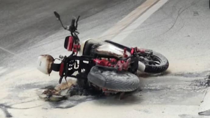 電瓶車在售賣店前爆炸起火，路人快速撲滅