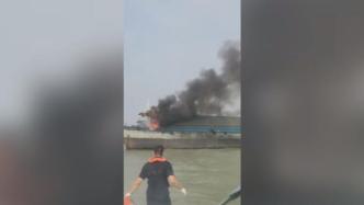 上海宝山锚地一集装箱船起火，船上11人全被救下无人受伤
