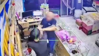 浙江金华一男子超市持刀抢劫，被店主当场制伏
