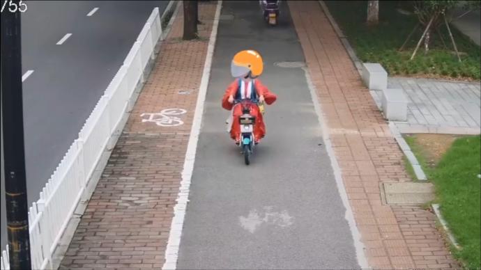 漢服女孩騎車不戴頭盔被查,一度懷疑民警是騙子
