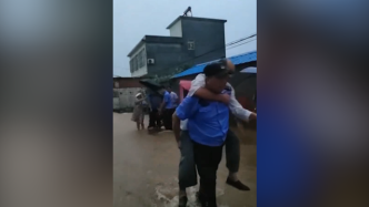 残疾老夫妇被洪水围困家中，警民合力背抬转移