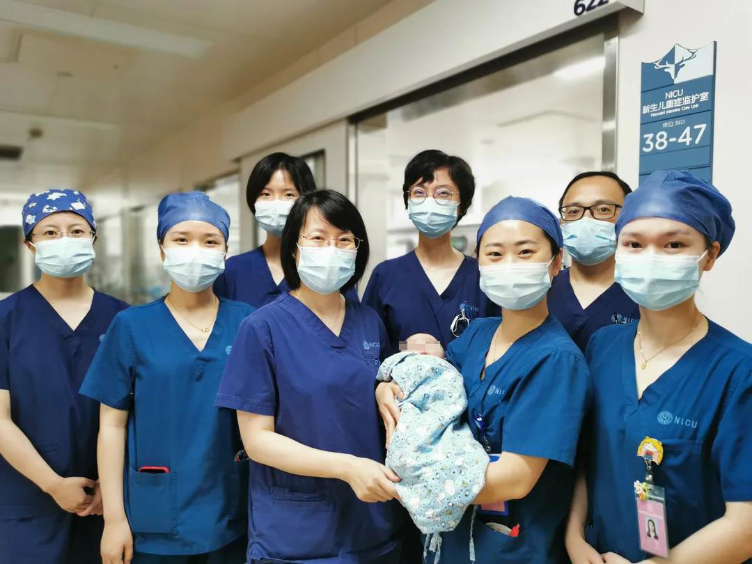 医护人员抱着安安合影  本文图片均为上海交通大学医学院附属新华医院供图