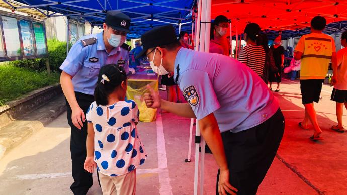 上海界龙花苑开始第三次核酸采样：萌娃受民警鼓励勇敢完成