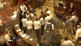 亚美尼亚议会上演全武行：议员扭打互掷水瓶