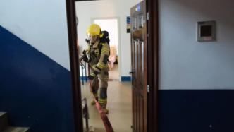 道閘無人看管攔住消防車，消防員延長水帶滅火