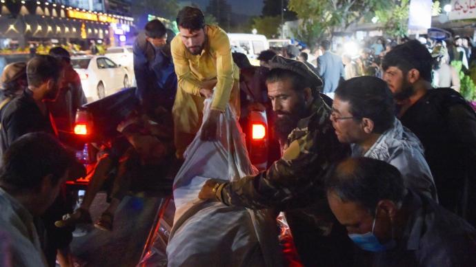 早安·世界｜喀布爾機場外2起爆炸超百人死亡，“伊斯蘭國”宣布負責
