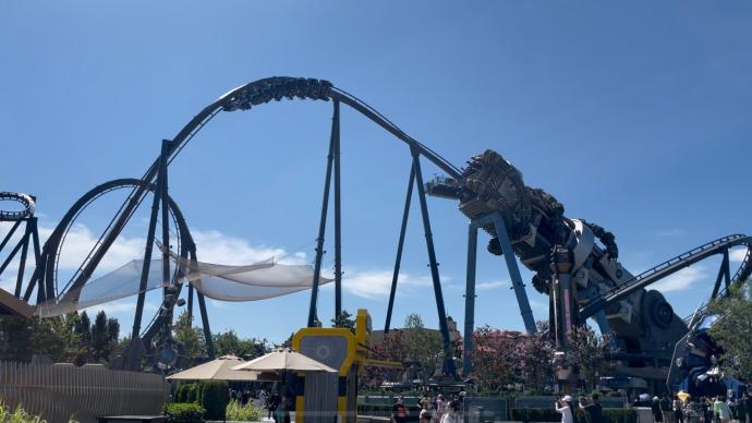 北京环球度假区探营②：体验霸天虎过山车的4.5秒极限加速