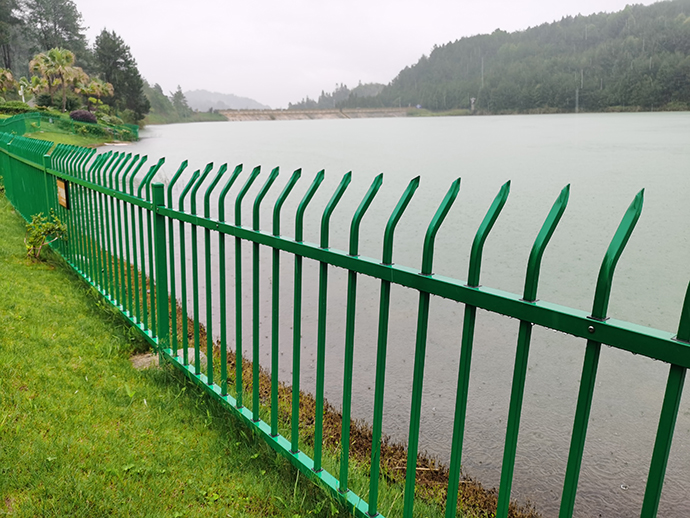 两名女孩溺亡事故发生后，水库周边安装了围栏。澎湃新闻记者 朱远祥 图