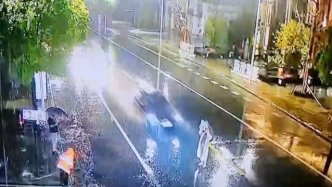 安徽一女子站马路中间拍摄视频，被来车撞倒