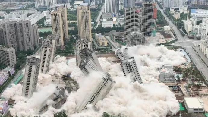 直击昆明15栋烂尾楼爆破：伴随巨响楼倒尘起，附近震感强烈
