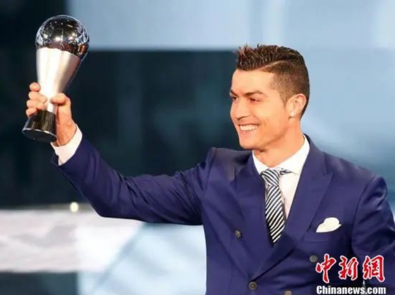资料图：2016年世界足球先生颁奖仪式在瑞士苏黎世举行，C罗摘得国际足联世界足球先生称号。