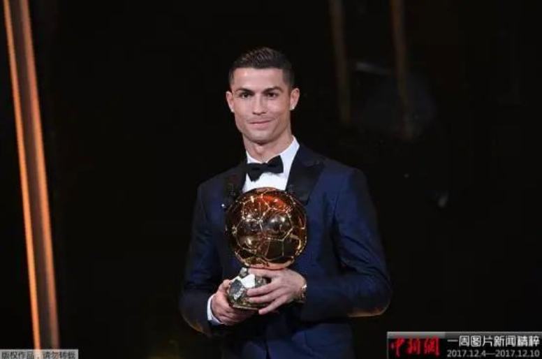资料图：《法国足球》公布了2017年金球奖获得者，皇马当家球星C罗卫冕成功。