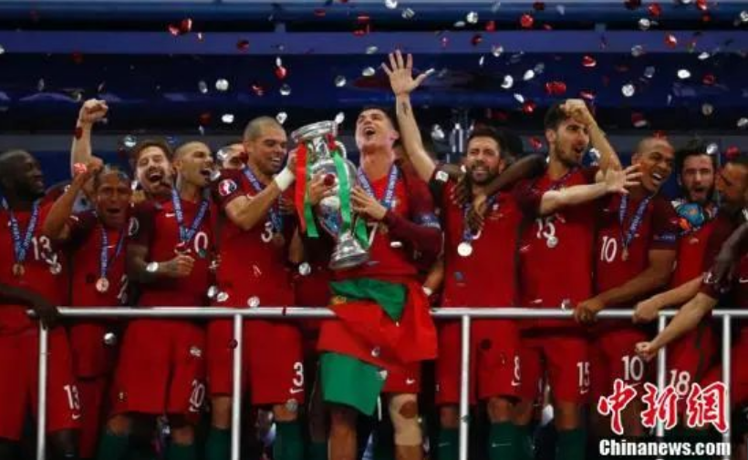 资料图：2016年欧洲杯决赛，葡萄牙战胜法国，收获了历史上第一个欧洲杯桂冠。