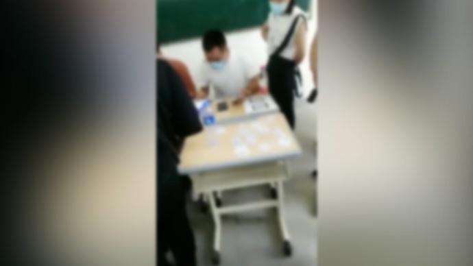 “不許帶手機卻賣手機”校長被免職，手機收回話費全退