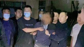 内蒙古赤峰一男子掐死前妻后藏尸冰柜，搜捕民警在工地脚手架上发现嫌犯