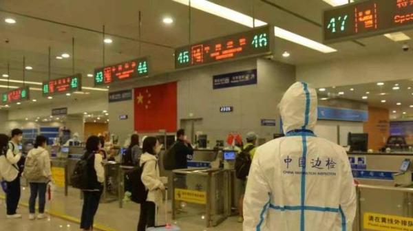 上海边检民警口岸执勤。 上海边检 供图