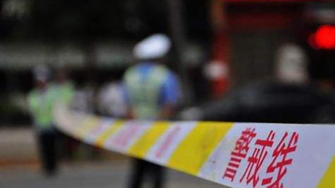 江西丰城一运沙车侧翻致小轿车被压，轿车上一家六口全部遇难