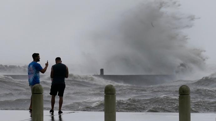 飓风“艾达”减弱为3级风暴，新奥尔良全市电路中断