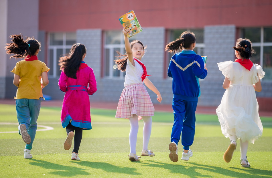 学生在学校开心的图片图片