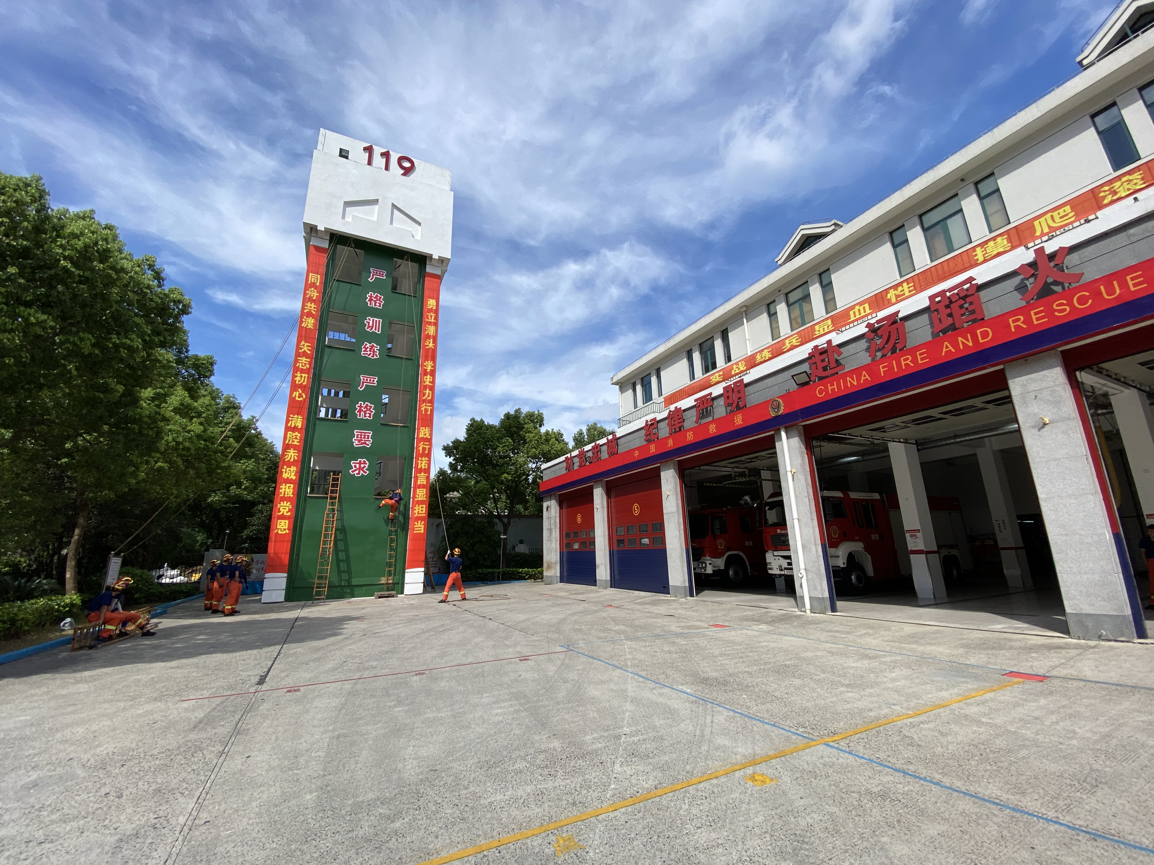 秋老虎发威看上海消防如何应对高温烤验