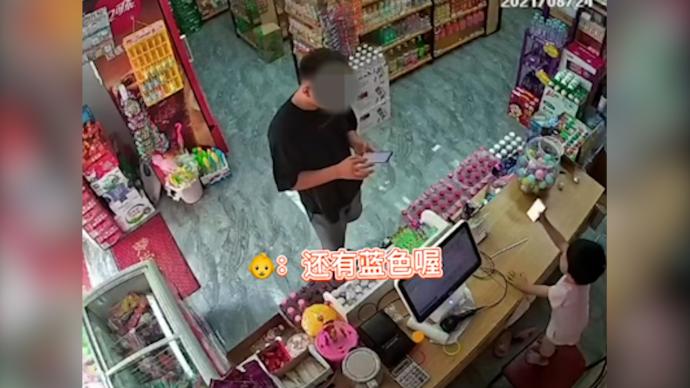 家人暂时离开，3岁萌娃帮看店为客人结账