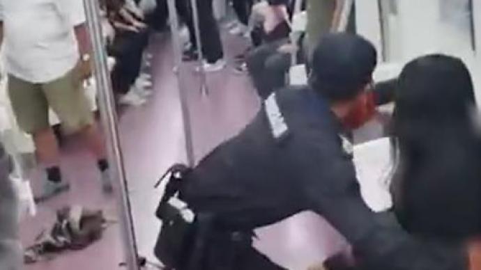 西安地鐵：一女乘客與他人發生口角，安全員帶離時反應激烈