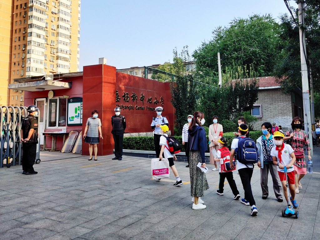 9月1日上午7时许,北京朝阳区垂杨柳中心小学的学生们有序走进校园.