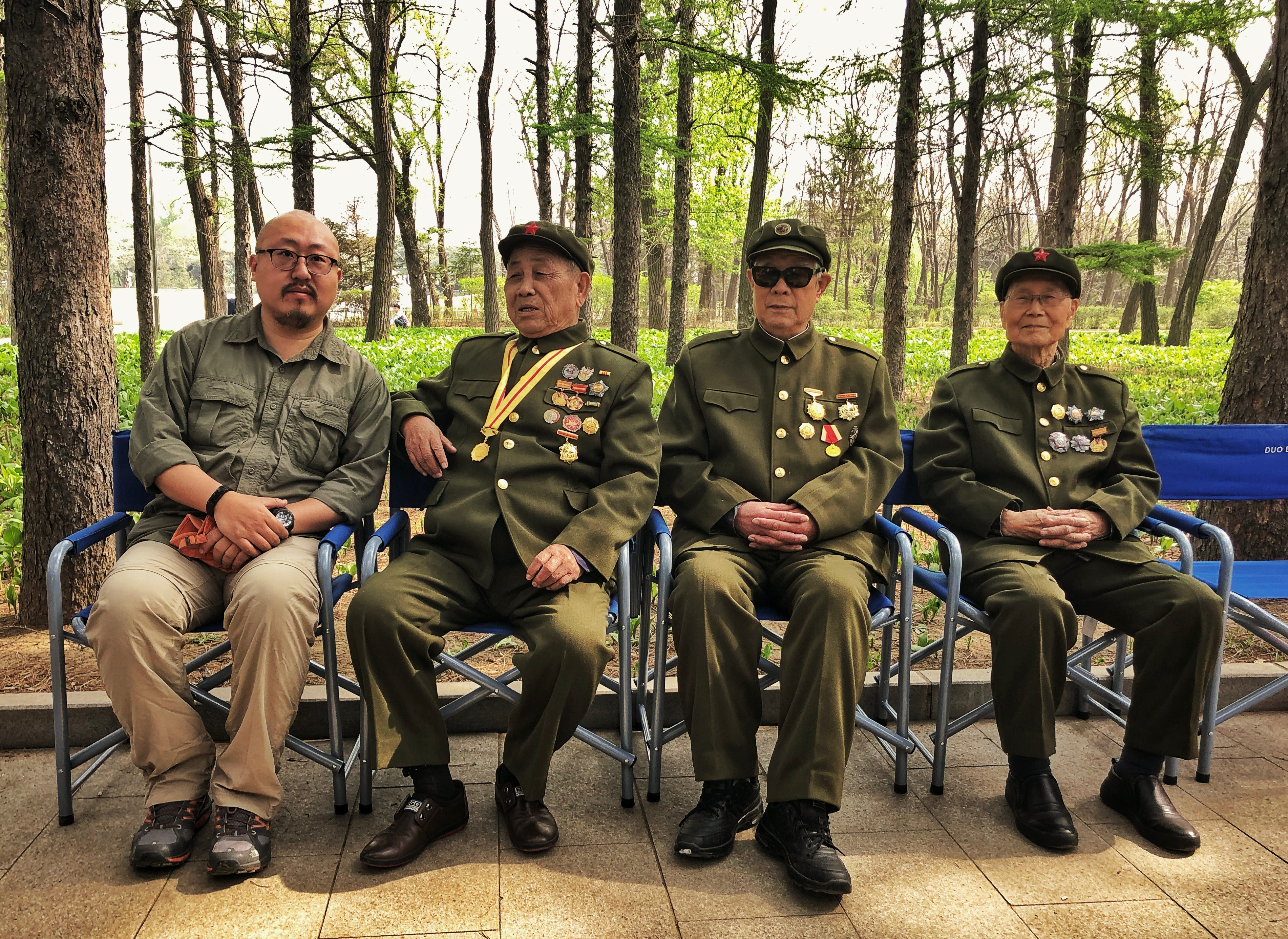 宋坤儒(左一)与志愿军老兵们合影