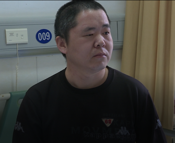 王小现获得10万元见义勇为保险金。 甬派新闻客户端 图
