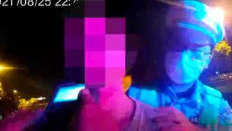 男子酒駕載家人闖卡逃逸，民警怒吼：老婆孩子的命都不要了嗎